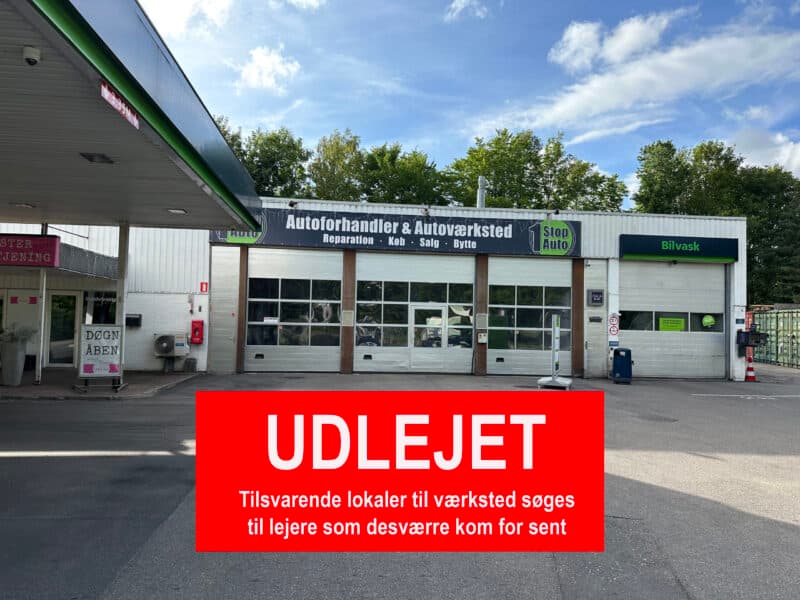 Værkstedsbygningen på Fredensborgvej 69 i Hillerød set fra indfaldsvejen. Banner med teksten udlejet er lagt oven på fotoet.
