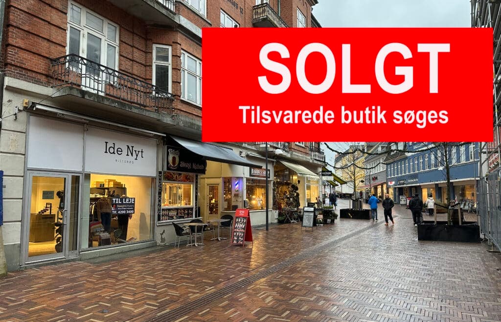 Butiksfacaden i Slotsgade 8 midt i Hillerøds gågade. Banner med teksten solgt og tilsvarende butik søges er lagt oven på fotoet.