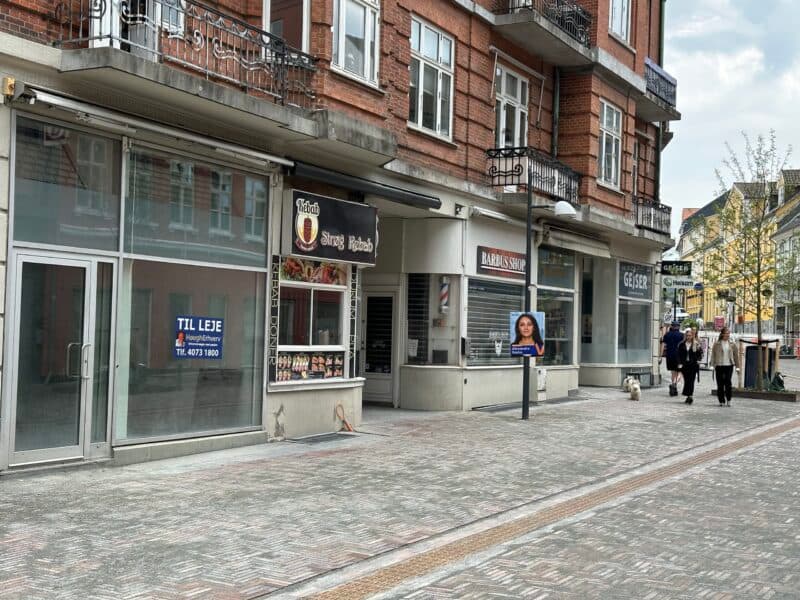 Ejendommen i Slotsgade 8 i Hillerød set fra gaden, med butikslejemålet i stueetagen.